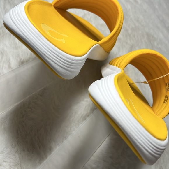OLUKAI Slide Mens Size‎ 10 Komo New NWOT Yellow Hibiscus Slip On Comfort Travel - Picture 10 of 13
